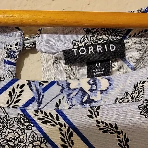 Torrid size 0 blue & white floral print maxi dress. CLEARANCE - Picture 3 of 5